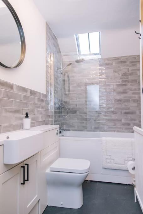 Ava Lily Cottage, Holiday home *
